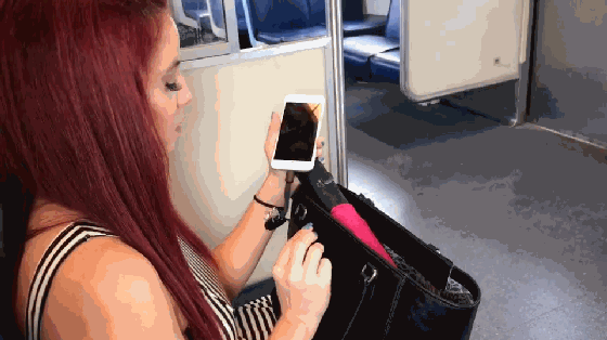 這把智能雨傘能給當手電/自拍桿/手機充電寶