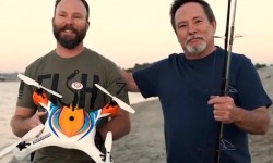 AguaDrone防水無(wú)人機(jī)：會(huì)水上漂還能投放魚(yú)餌