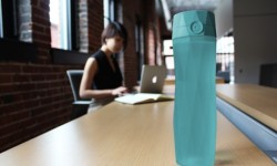 HidrateMe智能水杯能提醒你按時(shí)補(bǔ)水：顏值爆表