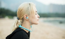 真正防水的藍(lán)牙無(wú)線耳機(jī) 戴著游泳耳塞都省了