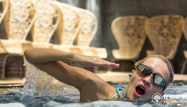 真正防水的藍牙無線耳機 戴著游泳耳塞都省了