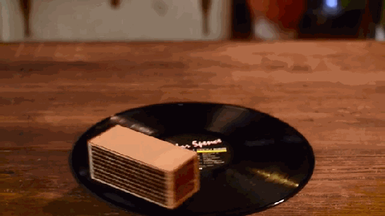 見過便攜音箱 但是你見過能隨身攜帶唱片機嗎?