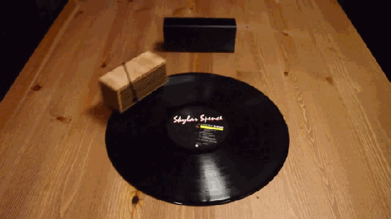 見過便攜音箱 但是你見過能隨身攜帶唱片機嗎?