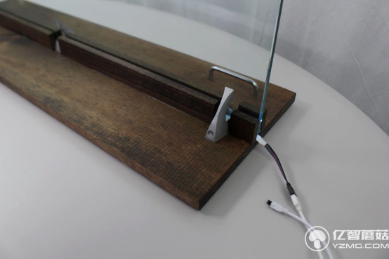 這款透明展板科技感十足 讓你和你的書寫同時出鏡