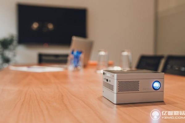 這款名為iBeamBLOCK投影儀，號稱世界上第一款內(nèi)置了<a href=/notebook/tablet/ target=_blank class=infotextkey><a href=/notebook/tablet/ target=_blank class=infotextkey>平板</a></a>電腦的模塊化設(shè)備。所謂模塊化，也就是說：想用什么功能，自己裝就好嘍，不用再帶一堆有的沒的。