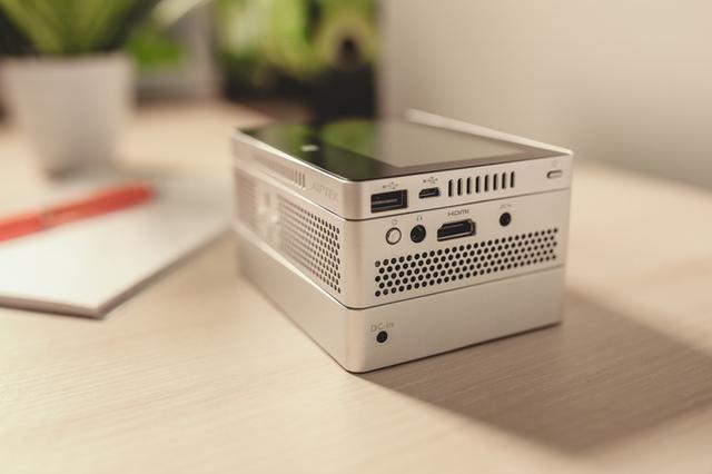 這個盒子相當(dāng)于高清投影儀+平板+移動<a href=/tags/4114-0.html target=_blank class=infotextkey>電源</a>合體