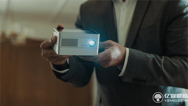 這個盒子相當(dāng)于高清投影儀+平板+移動電源合體