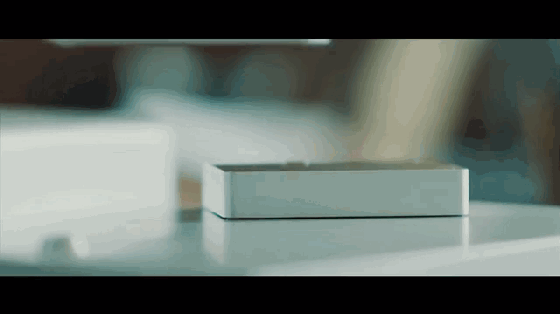 這個盒子相當(dāng)于高清投影儀+平板+移動電源合體