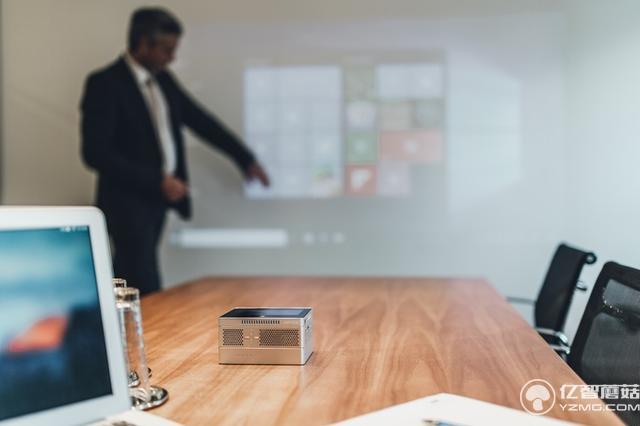 這個盒子相當(dāng)于高清投影儀+平板+移動電源合體