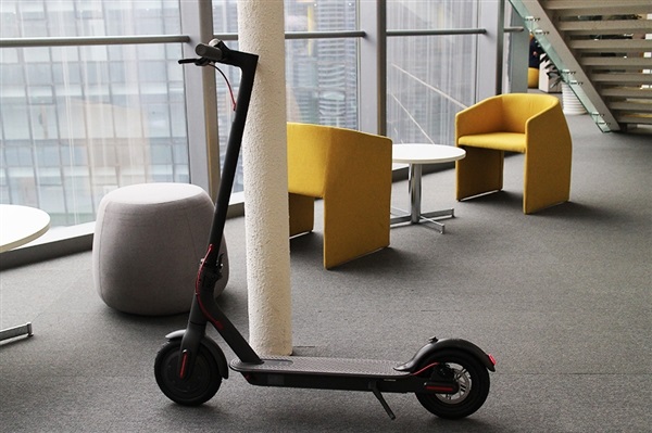小米電動滑板車圖賞 一次充電可續航30公里