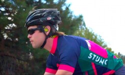 戴上這款Versafit耳機(jī)  騎行中音樂頭盔和安全都有了