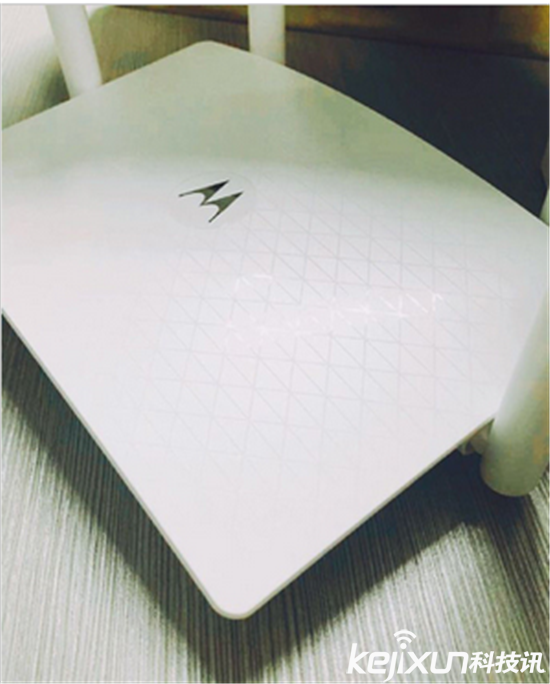 Moto路由器“摩路由”曝光:藍白配色 高雅上檔次