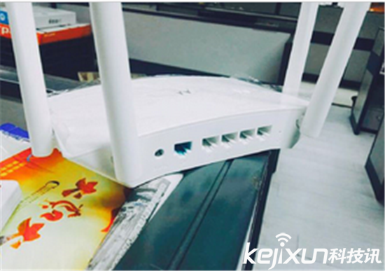 Moto路由器“摩路由”曝光:藍白配色 高雅上檔次