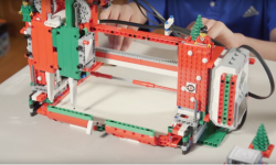 用樂高玩具發明寫賀卡的機器人