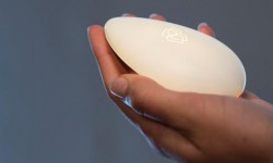 手里握著Calmingstone放松設備就能平靜下來