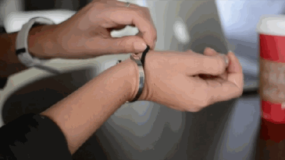 頭繩幫手腕上太難看?這個(gè)手環(huán)可以幫你掩飾一下