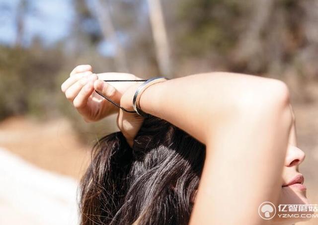 頭繩幫手腕上太難看?這個(gè)手環(huán)可以幫你掩飾一下