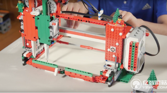 看看別人家孩子 用樂高玩具發明寫賀卡的機器人