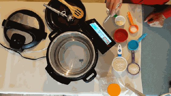 帶屏幕有教程的高壓鍋?廚房菜鳥(niǎo)也敢露一手了