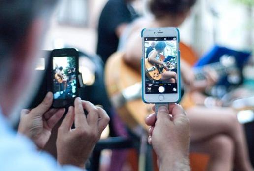 <a href=/mobile/ target=_blank class=infotextkey>手機</a>太大容易掉?那是因為你沒用過這款手機殼