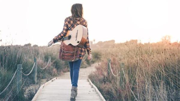 吉他撩妹大法？那帶上能錄專屬伴奏的小音箱吧