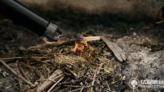 野外露營(yíng)手電筒+吊燈+打火機(jī) 這個(gè)棒子統(tǒng)統(tǒng)搞定