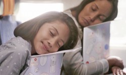 經濟艙神器 一塊紙板就能讓你睡得更舒服