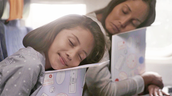 經濟艙神器 一塊紙板就能讓你睡得更舒服