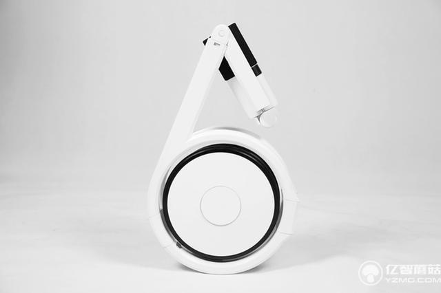 如何優雅地變成焦點？從背里掏出一輛電動車就行