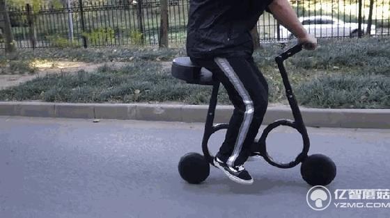 如何優雅地變成焦點？從背里掏出一輛電動車就行