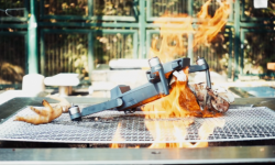 大疆Mavic Pro無人機有多“剛”？棒擊+撞墻+燒烤+水槍