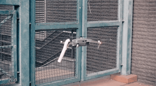 這款無人機有多耐操?無視棒擊+撞墻+燒烤+水槍