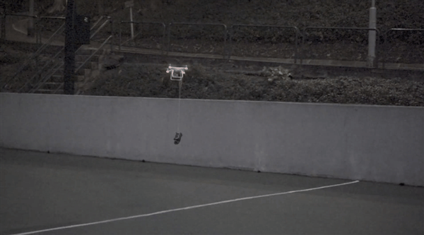 這款無人機有多耐操?無視棒擊+撞墻+燒烤+水槍