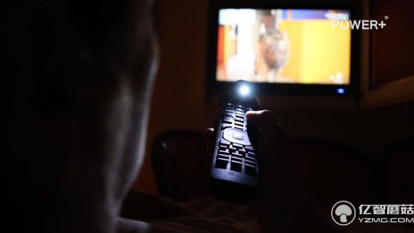 套在遙控器上的LED燈 讓你不再為摸黑換臺而煩惱