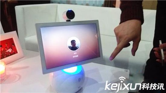 百度聯合AiNemo推出“小魚”家用機器人 春季上市