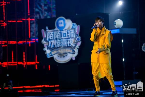 說明: 陌陌直播17驚喜夜-嘉賓李宇春現場表演_2.jpg