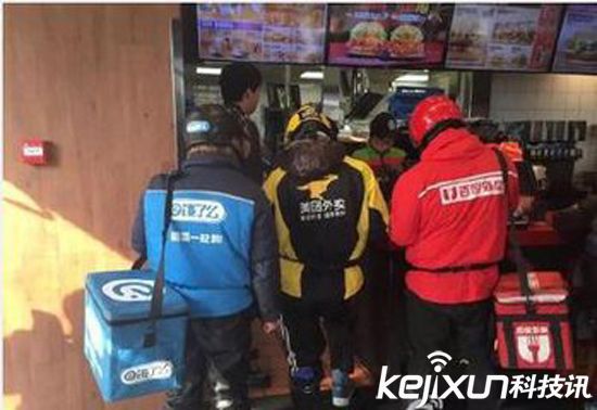 美團武漢街頭大戰餓了么 一人被送醫