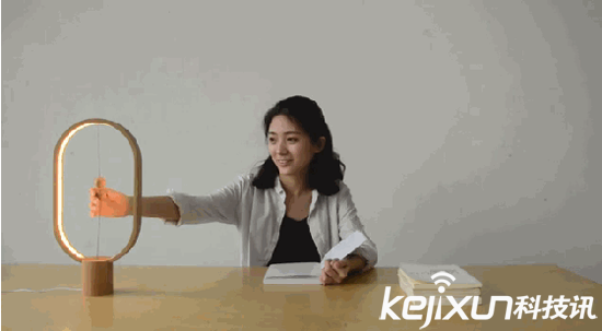 紅點設計獎產品：一款獨特的平衡臺燈