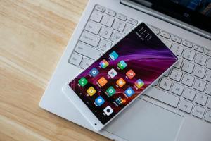 小米MIX白色版開(kāi)箱圖賞 售價(jià)依舊是3499元起