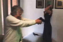 80歲老奶奶玩PS VR 掏出真槍射擊屏幕！