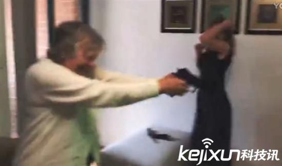 80歲老奶奶玩PS VR 掏出真槍射擊屏幕!