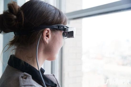 美國科技公司打造AR眼罩 幫助低視力患者恢復視力 