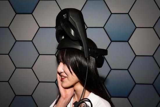 完爆HTC Vive?新款LG VR頭顯亮相MWC 完爆HTC Vive?新款LG VR頭顯亮相MWC