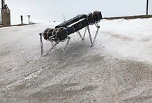 全地形機(jī)器人冰上尬舞 險(xiǎn)些“失足”