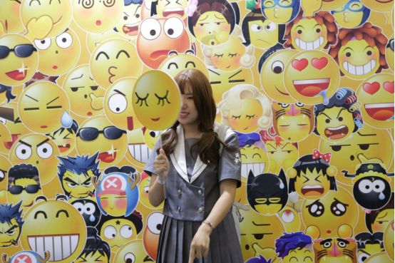 QQ企鵝在QQJOY現(xiàn)場(chǎng)被群擼 因?yàn)樘珎€(gè)性！