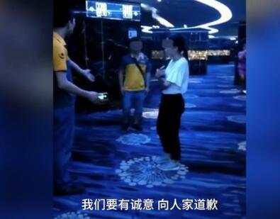 快遞員搞錯快件下跪道歉 網友：道歉有用的話還要警察干嘛