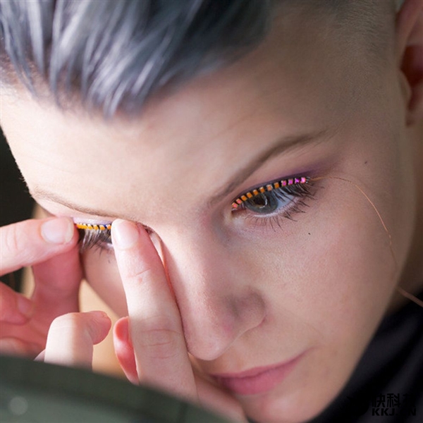 專家稱讓你電力十足的LED假睫毛可能導致失明！