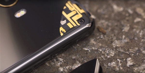 全球第一臺摔碎的小米MIX2