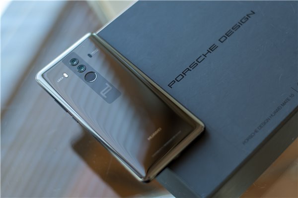 華為Mate10保時捷設計上手：顏值大贊