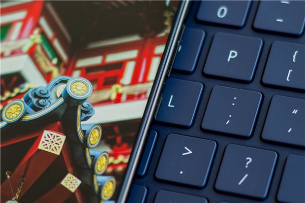 華為Mate10保時捷設計上手：顏值大贊